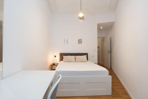 Bright and cozy flat in the heart of the city - image 3