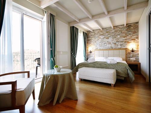 Comfort Double Room with Lake View  image 2