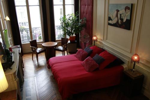 A Room In Paris – Paris, TX