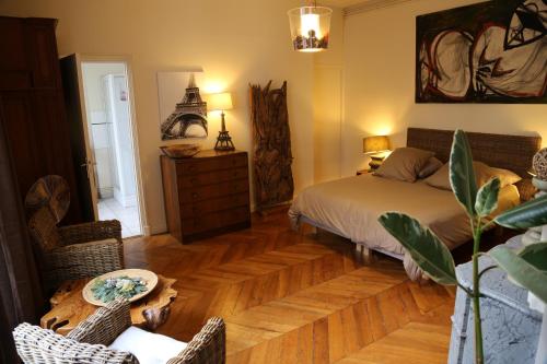 A Room In Paris – Paris, TX