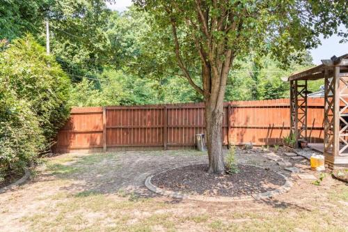 Trendy 2BR 2BA Oasis W/ Loft, Home Away From Home! in Memphis, USA