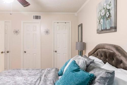 Trendy 2BR 2BA Oasis W/ Loft, Home Away From Home! in Memphis, USA