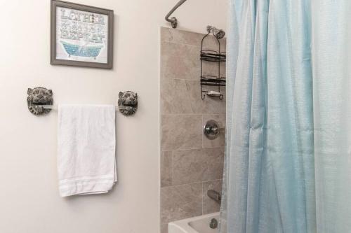 Trendy 2BR 2BA Oasis W/ Loft, Home Away From Home! in Memphis, USA
