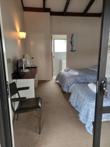 1 double bed, 1 twin bed