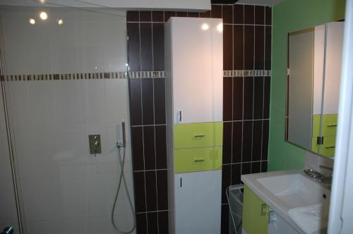 2 bedrooms, 4 beds