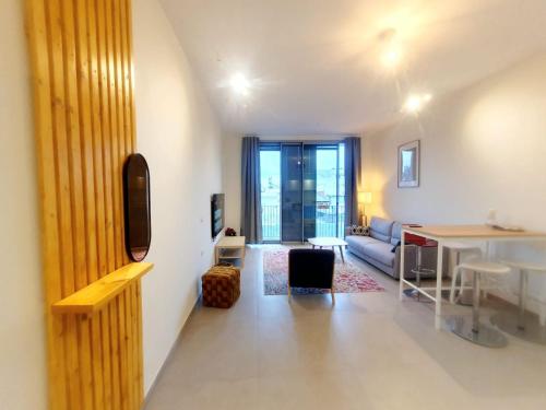 Spacious New 1BD Levinski Florentin