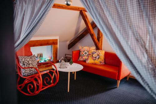 1 queen bed, 5 twin beds