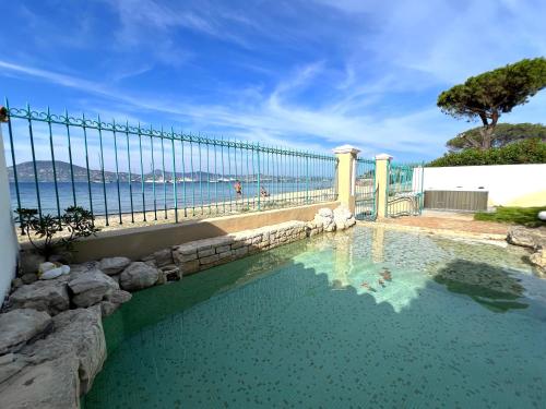 Villa La Désirade - LES PIEDS DANS L'EAU - PLAGE LA BOUILLABAISSE - ST TROPEZ - 14 PERSONNES - Location, gîte - Saint-Tropez