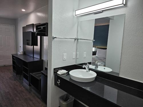 Motel 6 Westminster, CA - North Room Type - Deluxe King Room