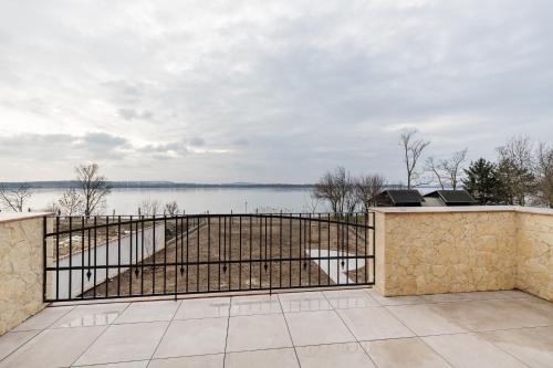 Villa with pool by the lake Mušovské jezero