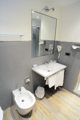 Double or Twin Room image 4