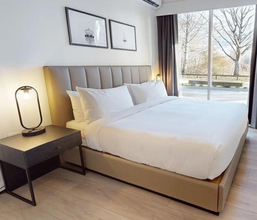 1 queen bed, 1 sofa bed