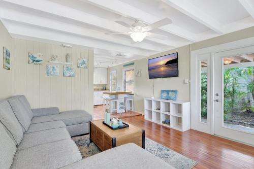 Sunny Naples - Subtropical Oasis Cottage detail
