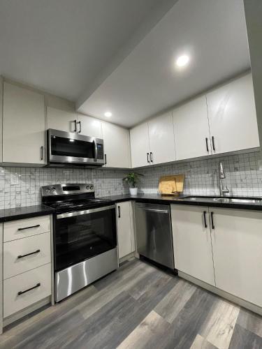 Kitchen, Niagara Falls BNB 15 mins away from Falls in Thorold (ON)