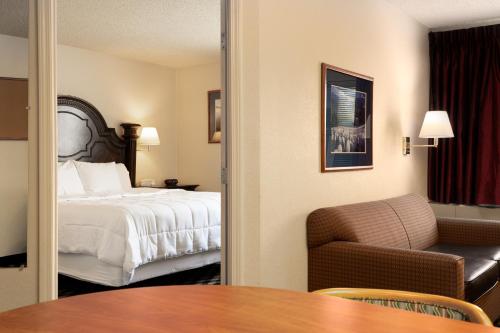 MCM Elegante Suites image 12