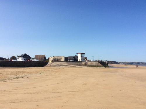 Maison rénovée cour fermée et terrasse 800 m plage Omaha beach avec table de ping pong proche Port en Bessin