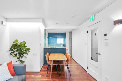 Best Location LUX Home, 2 Blocks to Sbwy, Sleeps 9