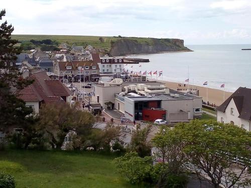 Maison séjour spacieux lumineux avec jardin et extérieur aménagé terrain de petanque proche Omaha beach, Grandcamp Maisy et pointe du Hoc