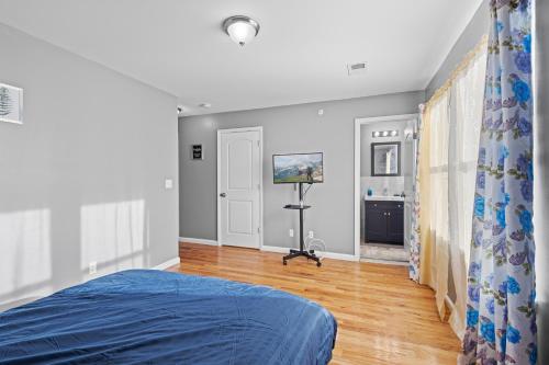 FaithInn - 3 Bed 2 Bath Near EWR/ Downtown/ NYC in Newark, USA