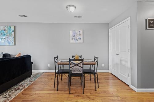 FaithInn - 3 Bed 2 Bath Near EWR/ Downtown/ NYC in Newark, USA