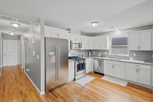 FaithInn - 3 Bed 2 Bath Near EWR/ Downtown/ NYC in Newark, USA