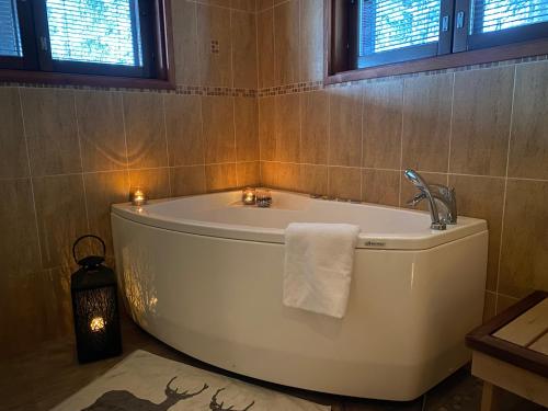 Fürdőszoba, Villa Valkama with optional beach sauna + jacuzzi in Nilsia