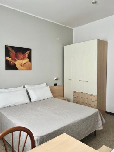 Standard Double Room image 3