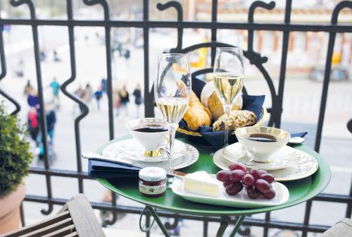 Fritz im Pyjama Hotel