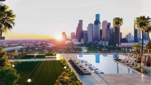 ระเบียง/ชานเรือน, Thompson Houston, by Hyatt near พิพิธภัณฑ์รถศิลปะ