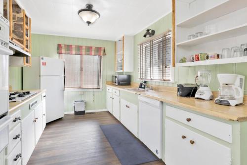 Shore Acres Lodge-452 by Big Bear Vacations 4
