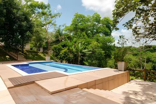 Sítio em Aldeia com piscina e lago