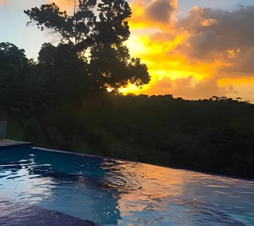 Sítio em Aldeia com piscina e lago