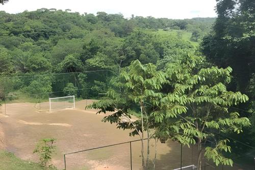 Sítio em Aldeia com piscina e lago