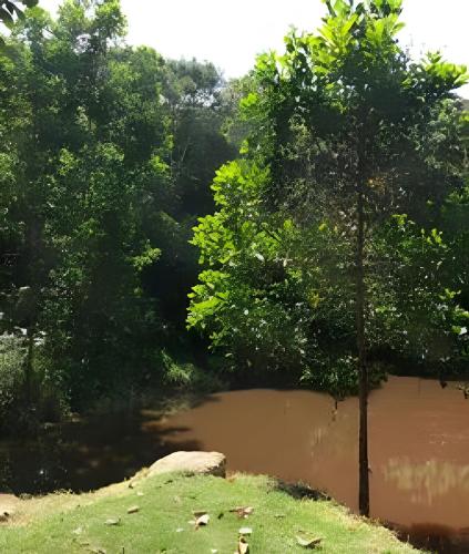 Sítio em Aldeia com piscina e lago