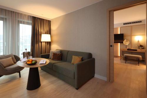 1 queen bed, 1 sofa bed