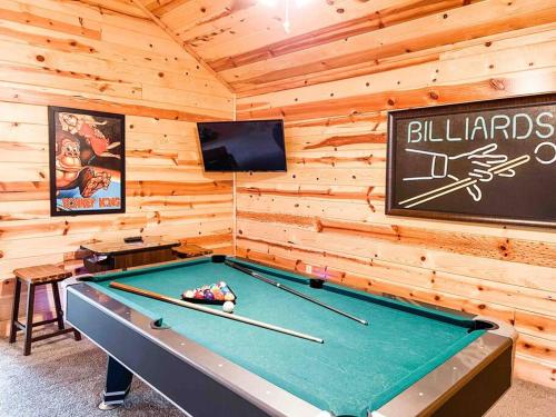 Indoor Heated Pool Hot Tub Cabin in Sevierville, USA