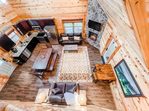 Indoor Heated Pool Hot Tub Cabin in Sevierville, USA