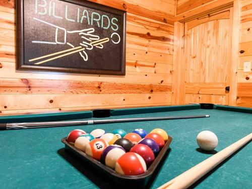 Indoor Heated Pool Hot Tub Cabin in Sevierville, USA