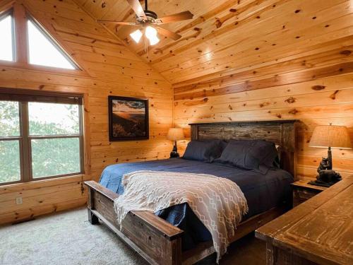 Indoor Heated Pool Hot Tub Cabin in Sevierville, USA