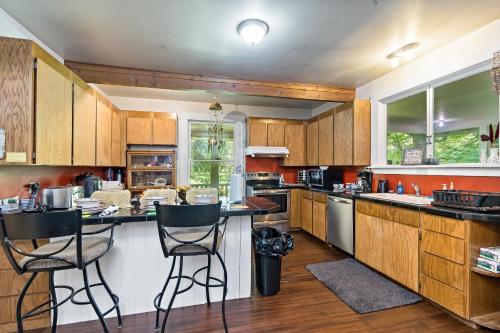 廚房, Mountain Meadows Inn & Chalet Suites in 阿什福（華盛頓州）