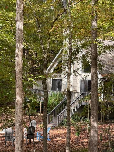 Waterfront Luxury on Lake Sinclair with Wraparound Deck,and Fireplace in Resseaus Crossroads, USA