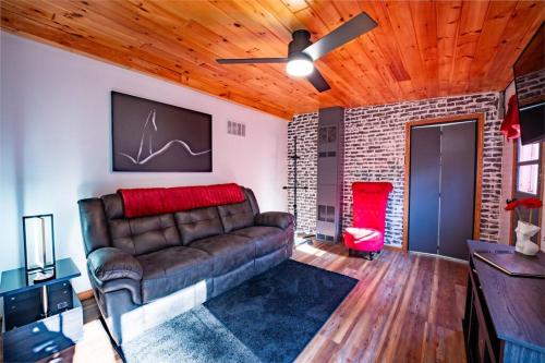 Private Adult Themed Cabin with Hot Tub in Baldwin, USA