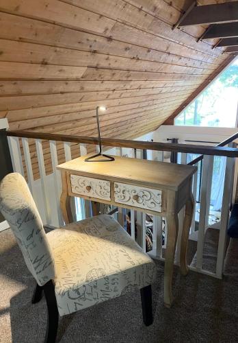 Waterfront Luxury on Lake Sinclair with Wraparound Deck,and Fireplace in Resseaus Crossroads, USA