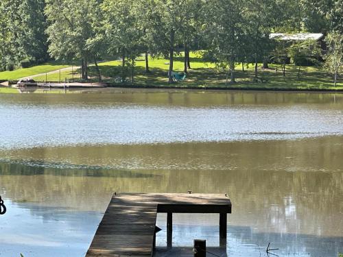 Waterfront Luxury on Lake Sinclair with Wraparound Deck,and Fireplace in Resseaus Crossroads, USA