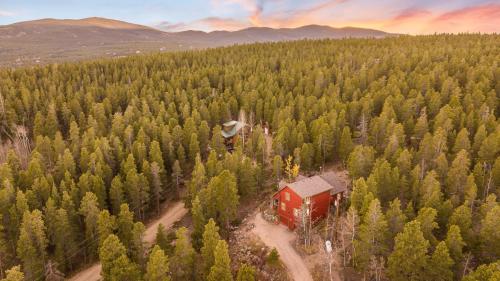 Arapaho Forest Lodge w Hot Tub + Trail Access