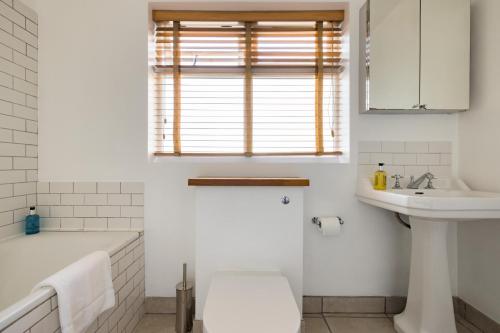 London Is Yours - 2 Bedroom in Kensington - image 12