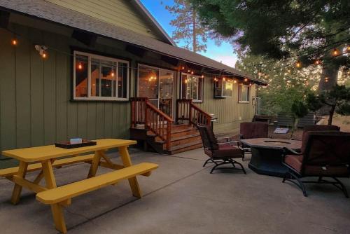 Lake Arrowhead · REDESIGNED! Hot Tub ~ Walk to Lake ~ Dog Friendly in Lake Arrowhead, USA