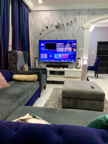 Cozy 3BDR Duplex - Wi-Fi, DSTV, Netflix, Kitchen, Freezer, Exercise Bike, Washing Machine