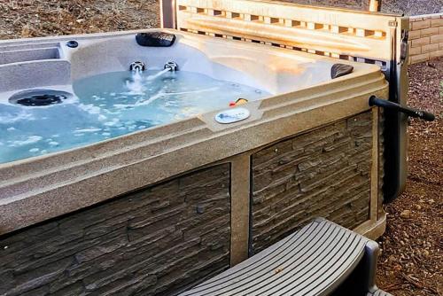 Lake Arrowhead · REDESIGNED! Hot Tub ~ Walk to Lake ~ Dog Friendly in Lake Arrowhead, USA