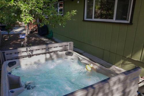 Lake Arrowhead · REDESIGNED! Hot Tub ~ Walk to Lake ~ Dog Friendly in Lake Arrowhead, USA
